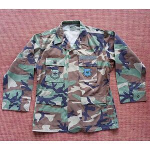 VTG US Air Force Military Woodland Camo Utility Jacket Patches Air Mob Comm Med